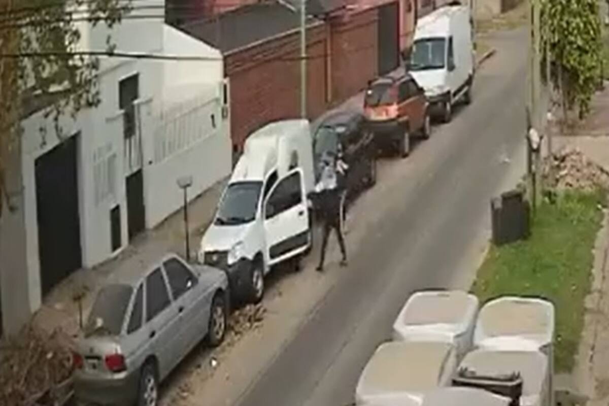 El momento en que los delincuentes abordan al custodio de la familia Fulles