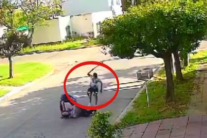 El momento en que los delincuentes comienzan a agredir a la víctima con un palo.