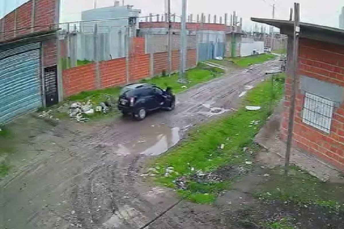 El momento en que los delincuentes desechan el cuerpo de Daniel Callecusi sobre una pila de basura en La Matanza