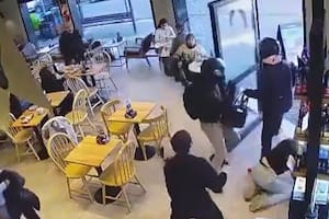 Violento robo de dos motochorros a una pareja cuando tomaba un café en pleno centro de Wilde