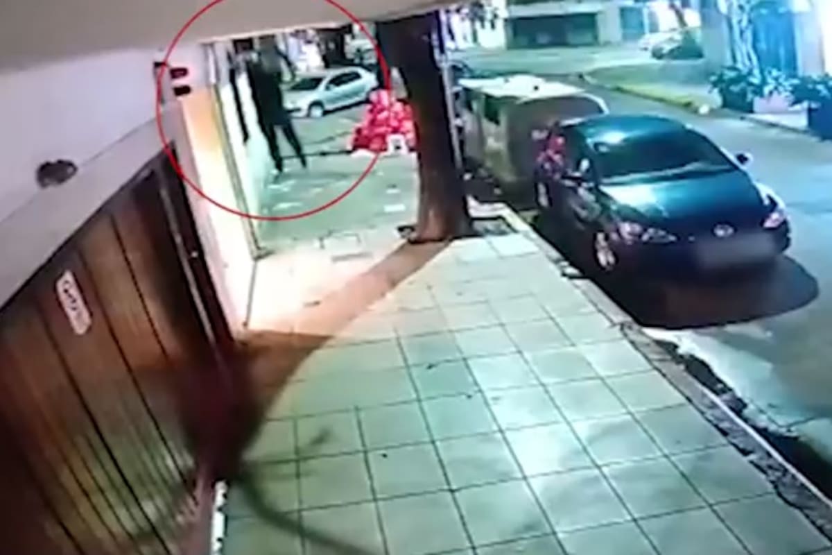 El momento en que los delincuentes se tiran para escapar de la Policía