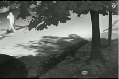 El momento en que los delincuentes van a ingresar al domicilio.