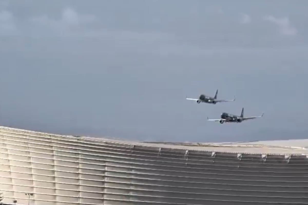 El momento en que los dos aviones sobrevolaron el estadio en Ciudad del Cabo