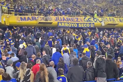 El momento en que los hinchas se dan cuenta de que algo estaba pasando en la platea durante el partido que disputaban Boca Juniors y Arsenal de Sarandí