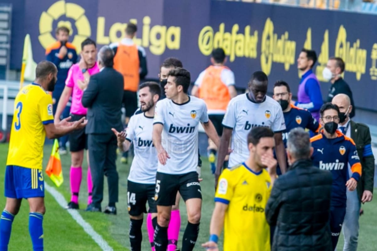 El momento en que los jugadores abandonan el partido