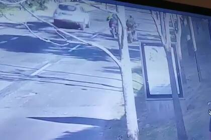 El momento en que los motochorros interceptan a la víctima