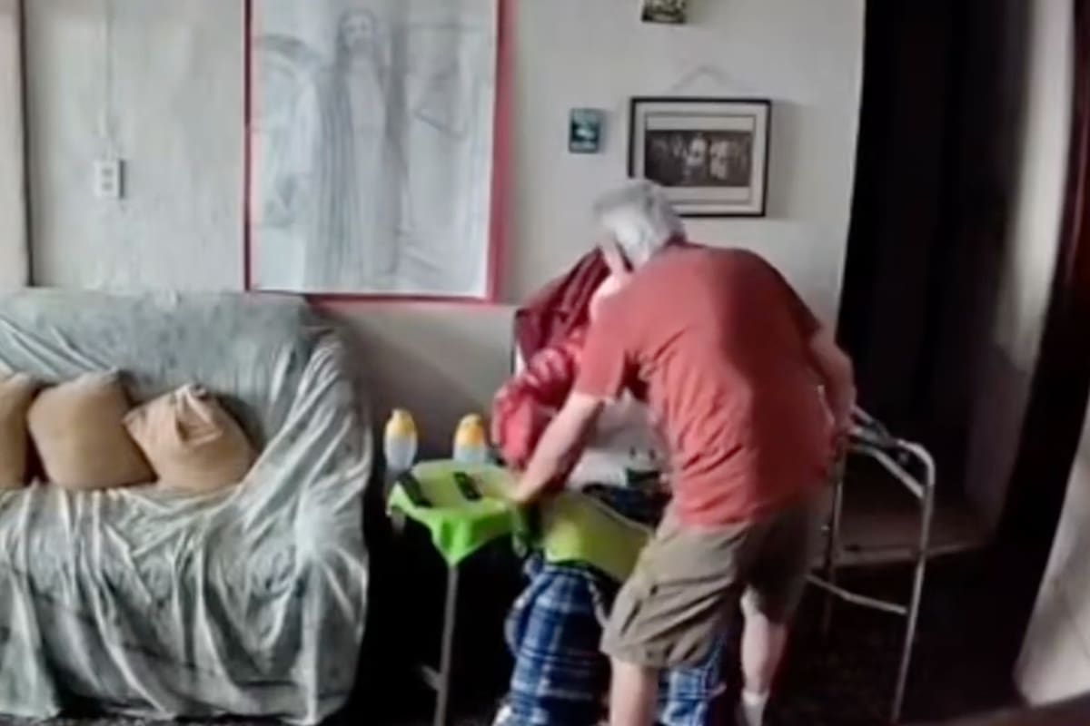 El momento en que los muebles se sacudían y el hombre seguía tomando la mano a su esposa