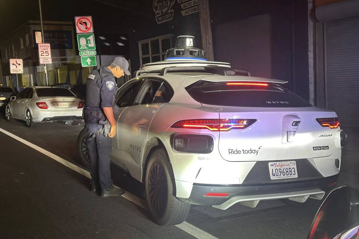 El momento en que los policías detuvieron a un vehículo conducido de forma autónoma