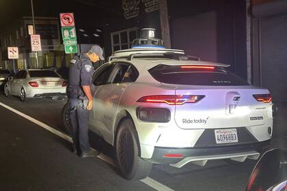 El momento en que los policías detuvieron a un vehículo conducido de forma autónoma