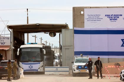El momento en que los presos palestinos salen para ser entregados hacia la Franja de Gaza