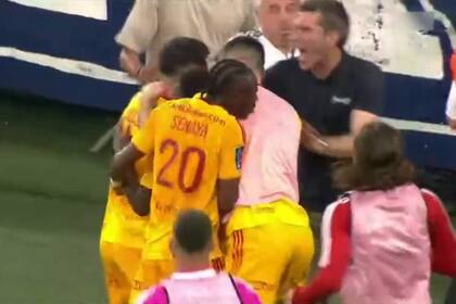 El momento en que Lucas Bouadés, de Rodez, es empujado por un hincha de Bordeaux cuando celebra su gol; el jugador sufrió una conmoción cerebral y el partido de la Ligue 2 fue suspendido.
