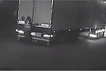 El momento en que Maurice Robinson abre la puerta del camión y descubre los cadáveres en su interior