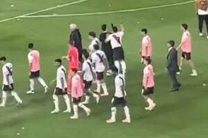 El momento en que Maximiliano Salas golpea por la espalda a un hincha que registraba la salida de River de la Bombonera; Uriel Hamra estaba acreditado como periodista por Boca.