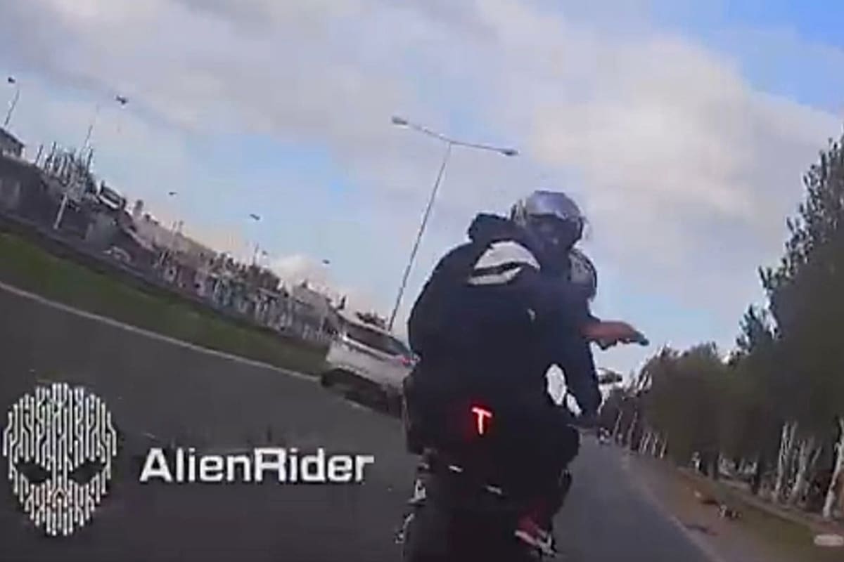 El momento en que motochorros le disparan a un motociclista para intentar robarle el vehículo en la autopista Ezeiza-Cañuelas