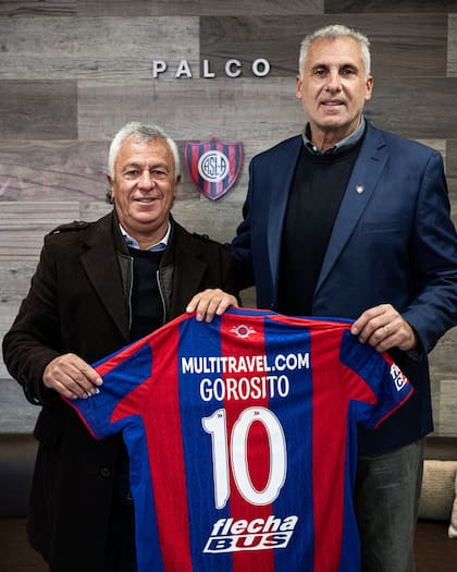 El momento en que Néstor "Pipo" Gorosito fue presentado como nuevo técnico de San Lorenzo; a su lado, el presidente del club, Marcelo Culotta