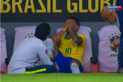 El momento en que Neymar rompe en un llanto, mientras un médico lo atiende