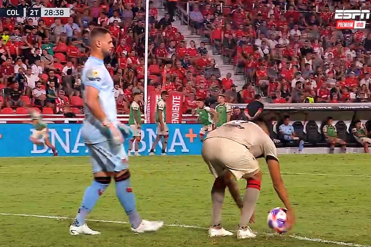 El momento en que Paolo Goltz toma la pelota con la mano; un momento insólito de Independiente-Colón