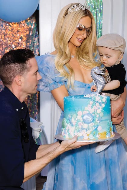 El momento en que papá Carter sorprende al cumpleañero con una torta “coronada” con un hipocampo.