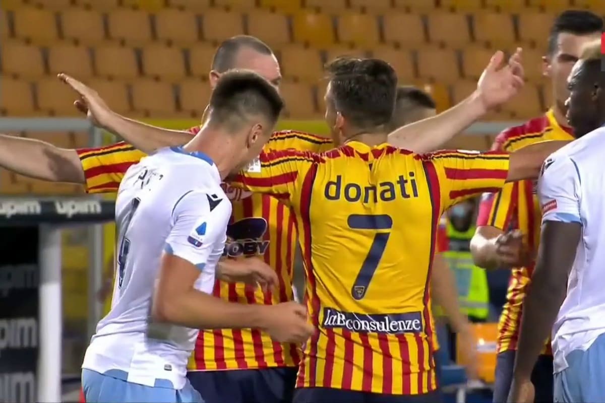 El momento en que Patric, jugador de Lazio le dio un mordisco a Donati, de Lecce