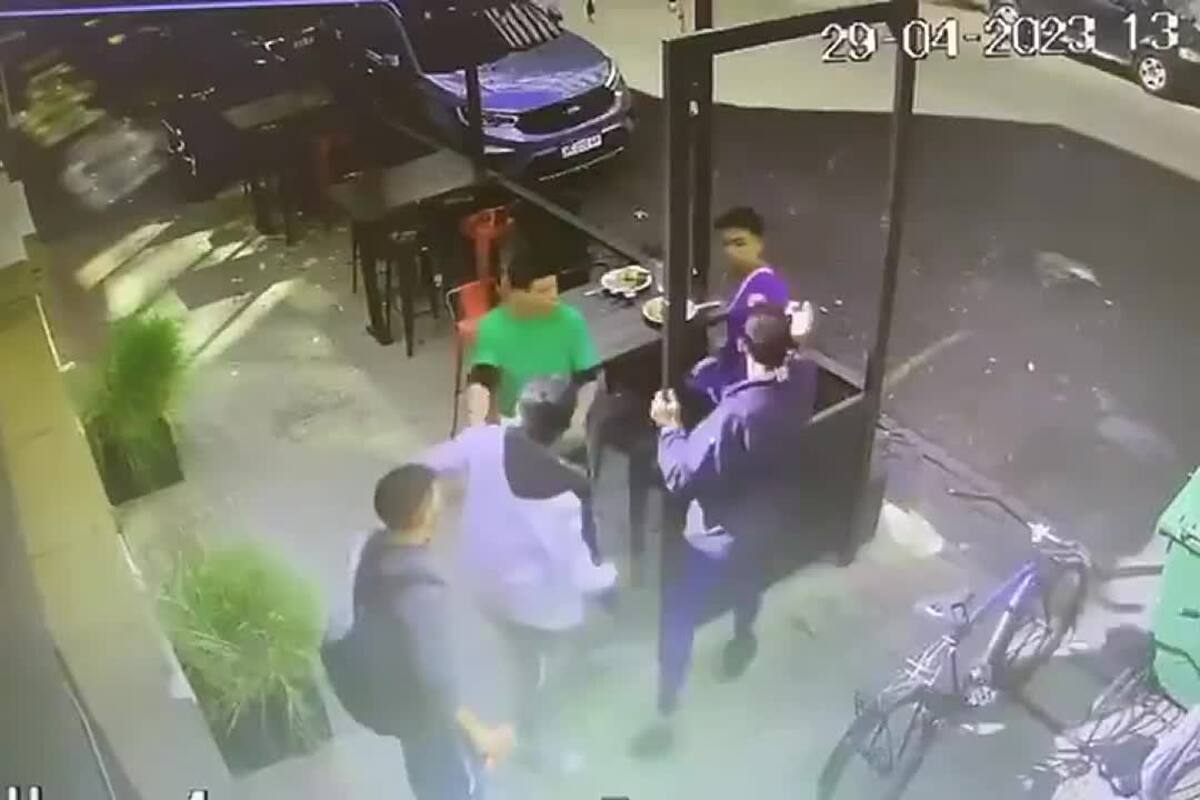 El momento en que quisieron apuñalar al mozo del local gastronómico