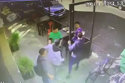 El momento en que quisieron apuñalar al mozo del local gastronómico