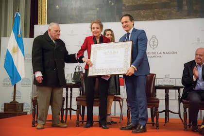 El momento en que recibió del senador Camau Espínola la distinción Domingo Faustino Sarmiento “por su trascendente aporte a la comunicación y la cultura”.