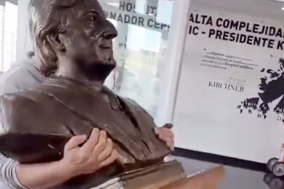 El momento en que retiran el busto de Kirchner en El Calafate