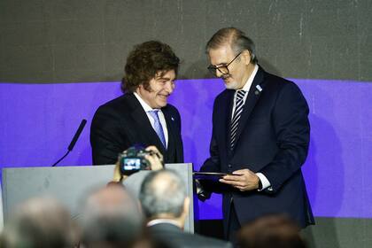 El momento en que Ricardo Marra le entrega un reconocimiento a Javier Milei