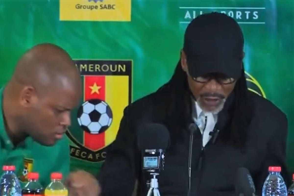 El momento en que Rigobert Song, DT de Camerún, protagoniza un momento de confusión y es ayudado por un asistente