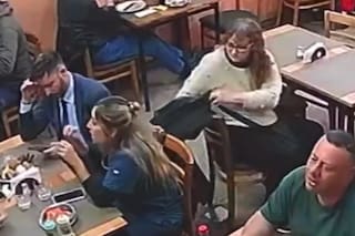 Una mujer fue filmada en pleno robo de carteras en dos restaurantes el mismo día