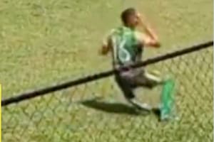 Un futbolista quiso engañar al árbitro golpeándose a sí mismo en pleno partido