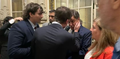 El momento en que Santiago Caputo increpa a Manes en los pasillos del Palacio.