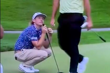 El momento en que Scottie Scheffler pisa la línea de Smith en el par 4 del hoyo 12