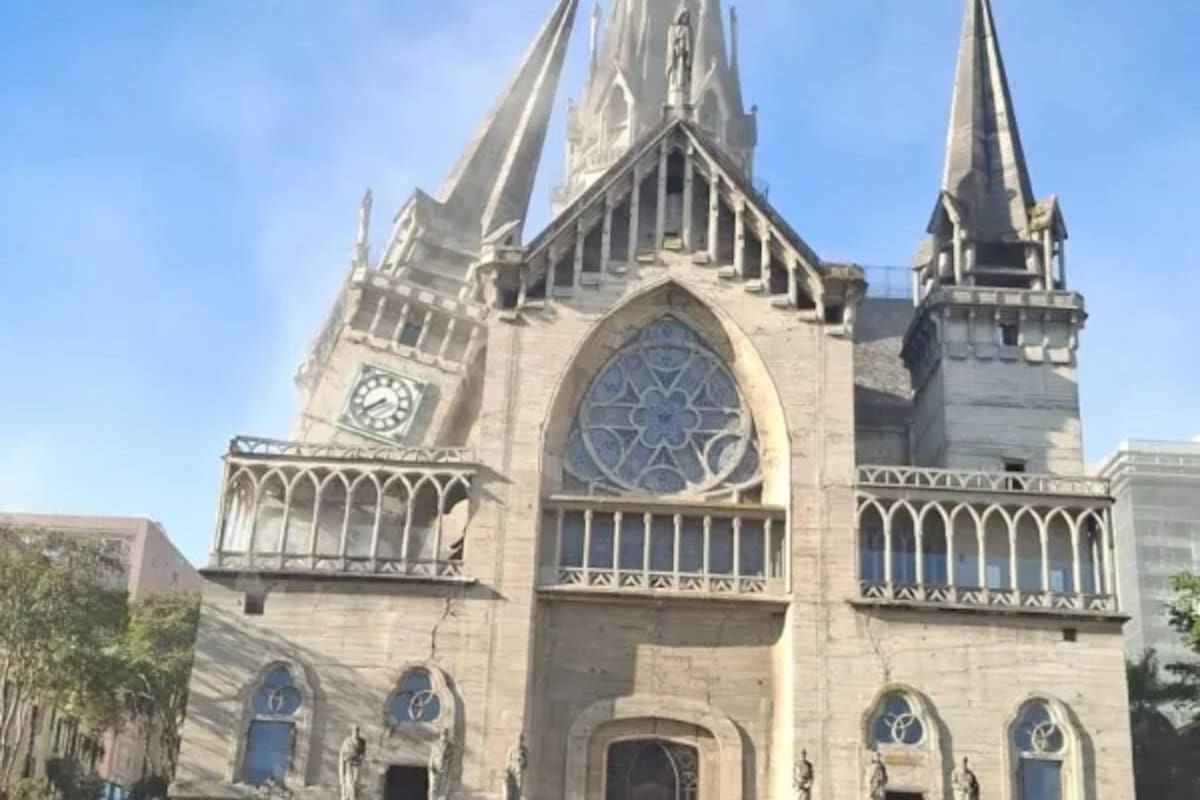 El momento en que se derrumba una parte de la Catedral de Manizales