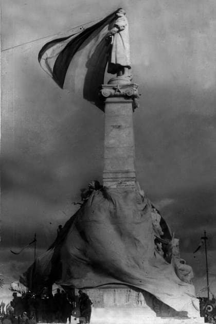 El momento en que se descubre para el público el Monumento a Cristóbal Colón, el 15 de junio de 1921