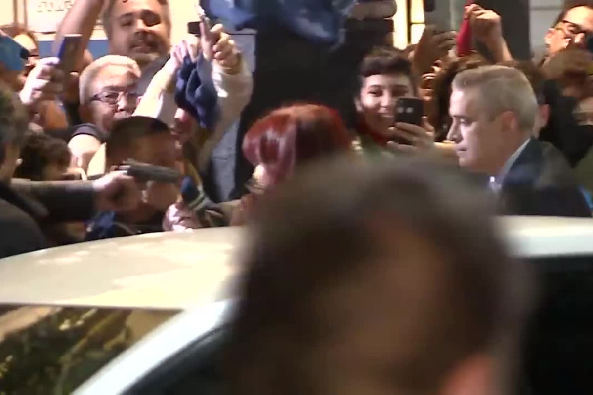 El momento en que se gatilla contra la vicepresidenta Cristina Kirchner (Télam)