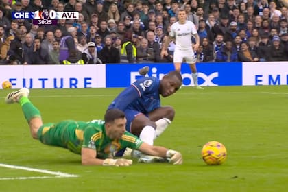 El momento en que se lesiona Dibu Martínez ante Chelsea: el arquero de Aston Villa cometió un error al salir jugando y luego el delantero Jakson le pisó la mano izquierda