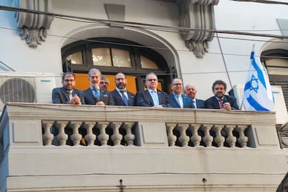 El momento en que se recreó el izamiento de la bandera israelí de 1949