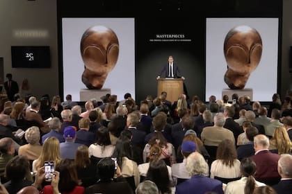 El momento en que se subastó la escultura de Brancusi