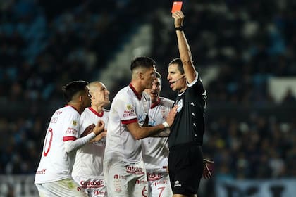 El momento en que se va expulsado César Ibáñez en Huracán