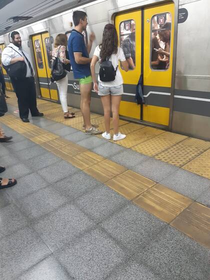 El momento en que se ve el short enganchado en la puerta