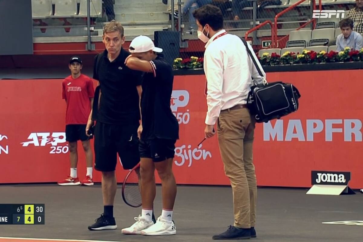 El momento en que Sebastián Báez es atendido y siente la dolencia en Gijón; se terminó retirando del certamen