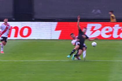 El momento en que Sebastián Boselli derriba a Benegas: penal para Riestra y triunfo final por 2-0 en la Liga Profesional