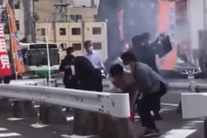 El momento en que Shinzo Abe, el exprimer ministro de Japón, recibe un disparo durante un acto de campaña en Nara, el 8 de julio de 2022.