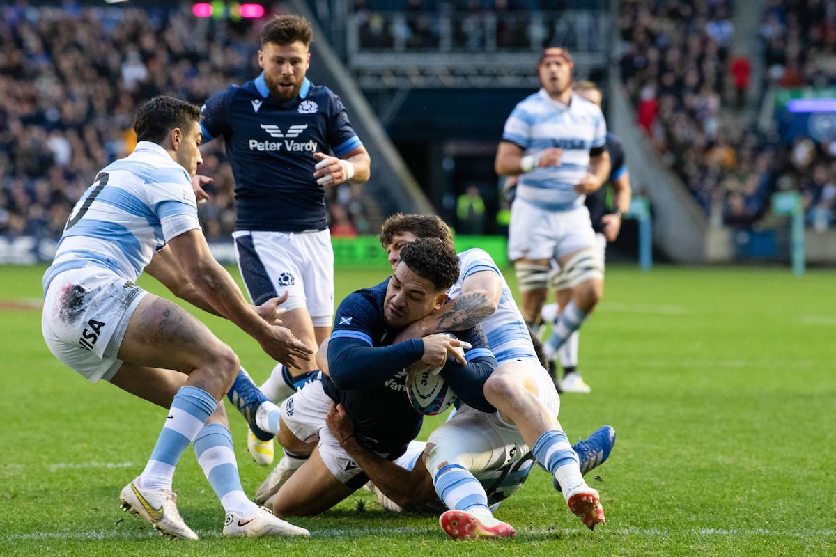 El momento en que Sione Tuipulotu apoya el primer try para Escocia contra los Pumas