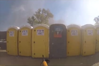 El momento en que terroristas de Hamas disparan a los baños químicos del festival en Re'im