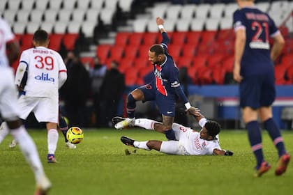 El momento en que Thiago Mendes lesiona al delantero del PSG. Crédito: Instagram