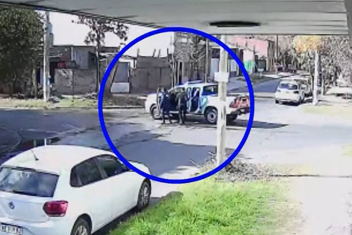 El momento en que todos se suben al patrullero