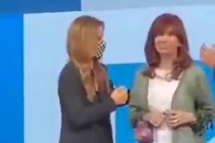 El momento en que Tolosa Paz saluda a Cristina Kirchner