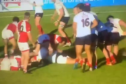 El momento en que Tomas Sánchez, el jugador de Matreros, quebró a Juan Marzano, de Pueyrredón, con un agarrón en el piso: fue sancionado con 104 semanas